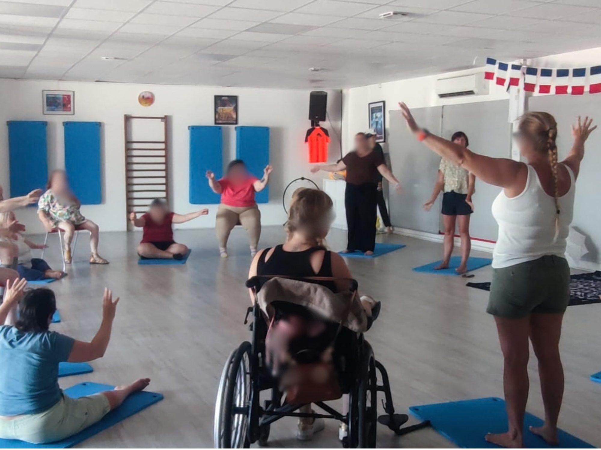 Atelier de mouvement inclusif avec une participante en fauteuil roulant